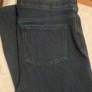 Women’s Spanx pull on slim jeans, size large.